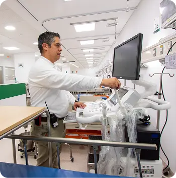 Ingeniero biomédico en campo