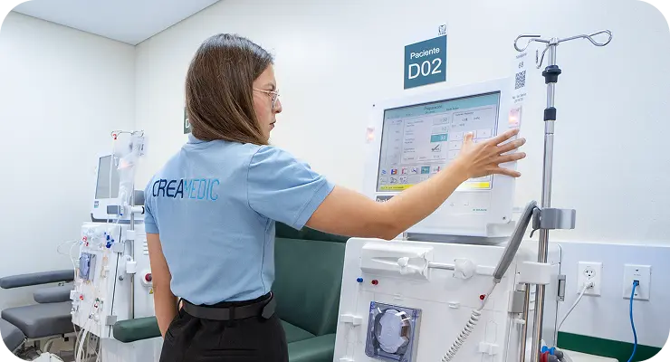 Personal médico monitoreando una sesión de hemodiálisis