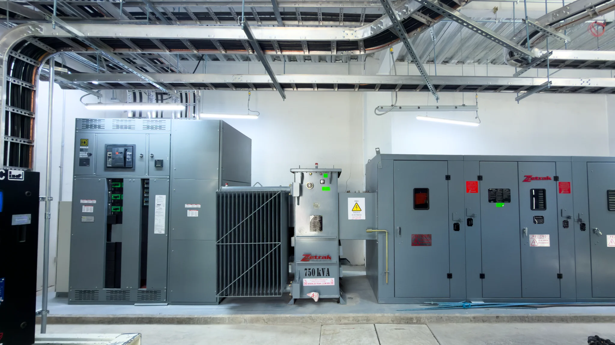 Subestación eléctrica hospitalaria bajo mantenimiento de CREAMEDIC