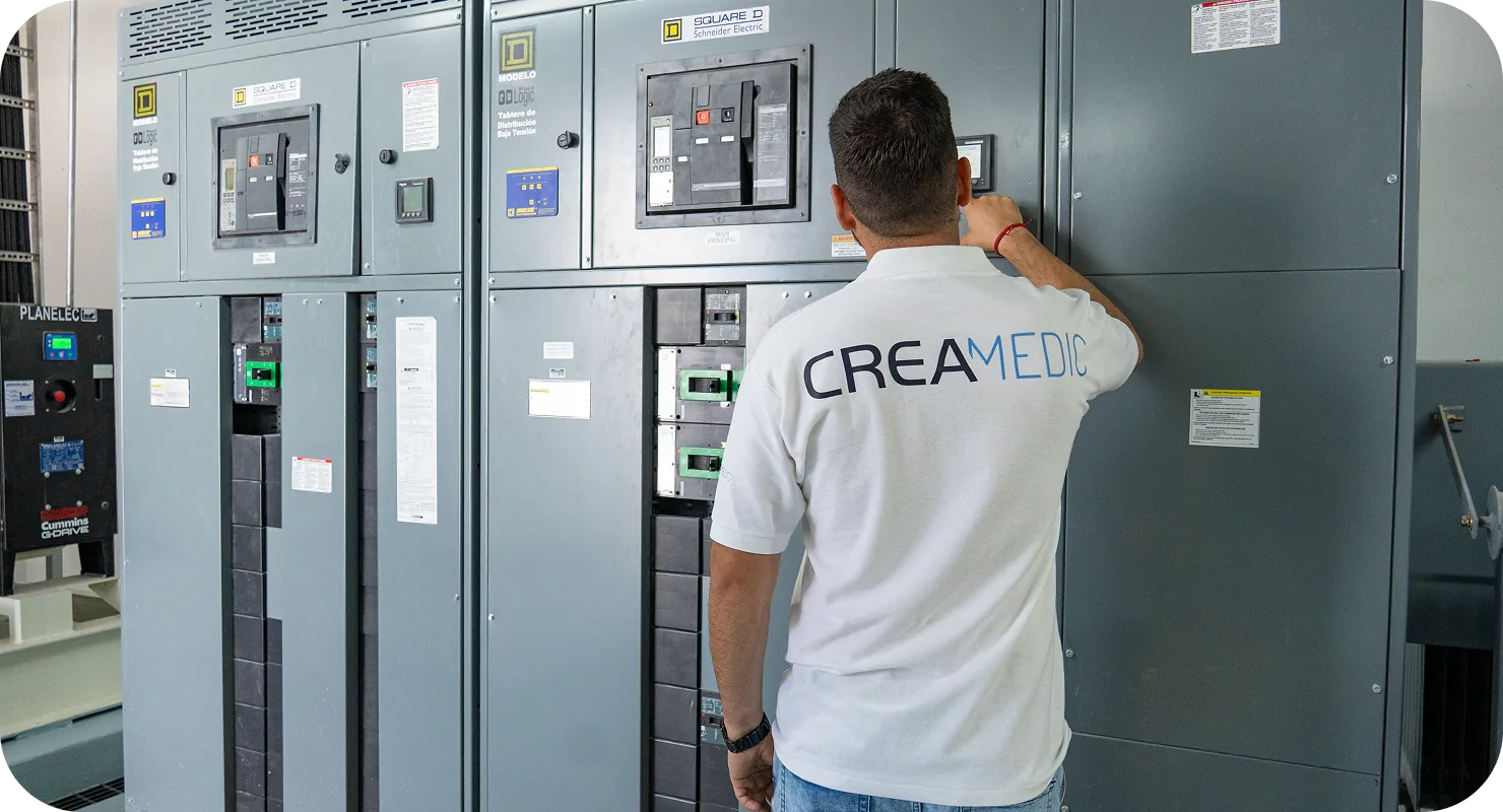 Técnico de CREAMEDIC revisando tableros eléctricos de un hospital