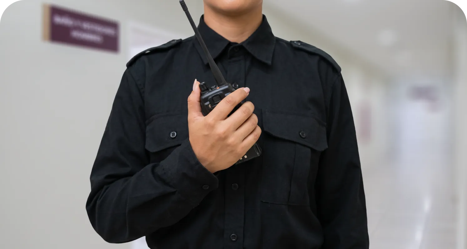 Personal de vigilancia uniformado en un hospital